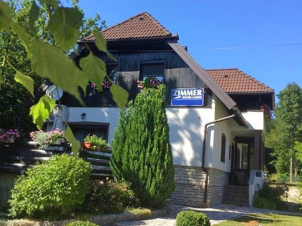 House Sankovic, Lobby