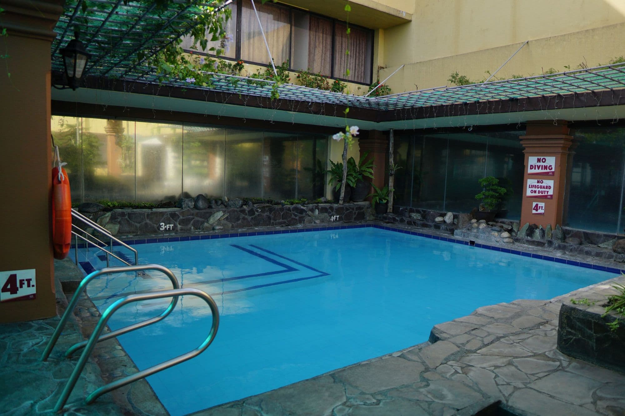 Bayview Park Hotel, Pool