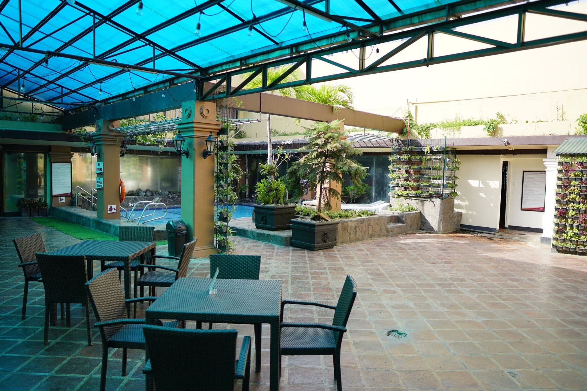 Bayview Park Hotel, Pool