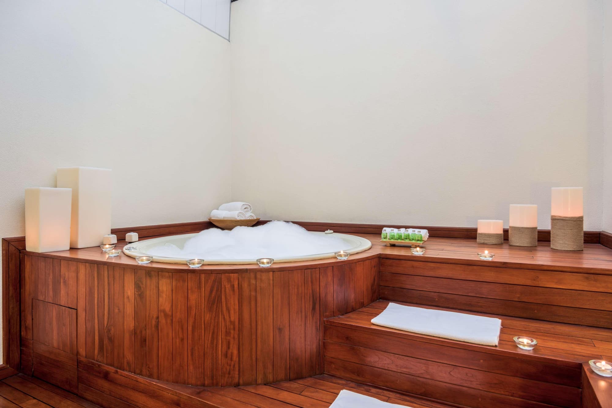 NH Cali Royal, Sports and Entertainment