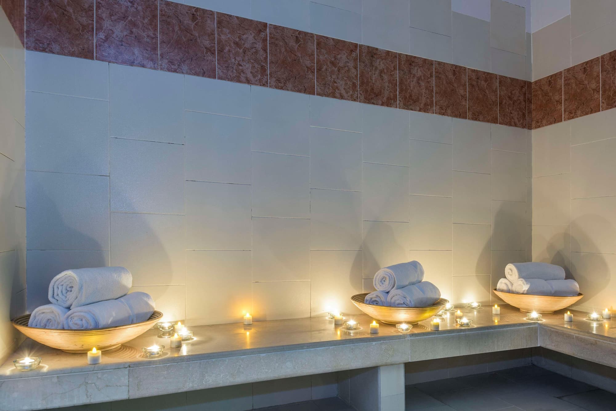 NH Cali Royal, Sports and Entertainment