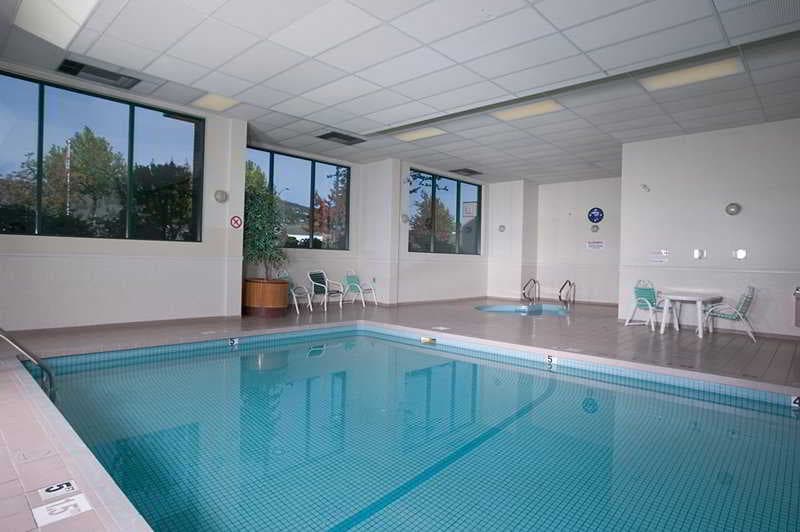 Kanata Kelowna Hotel and Conference Centre, Pool