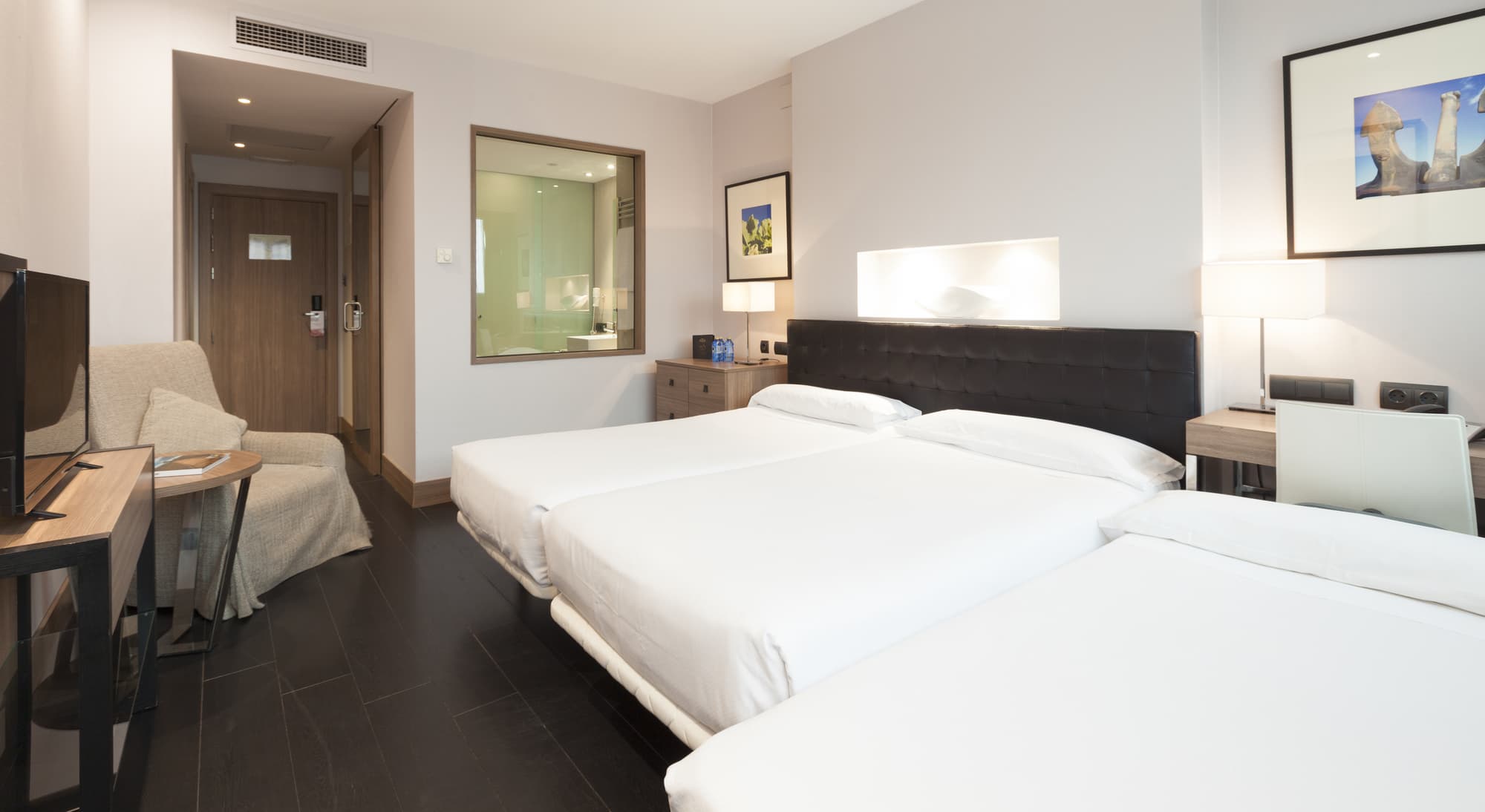 URH Zen Balagares, Room