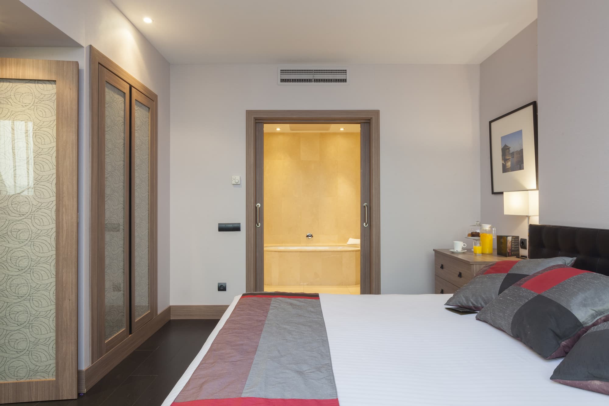 URH Zen Balagares, Room