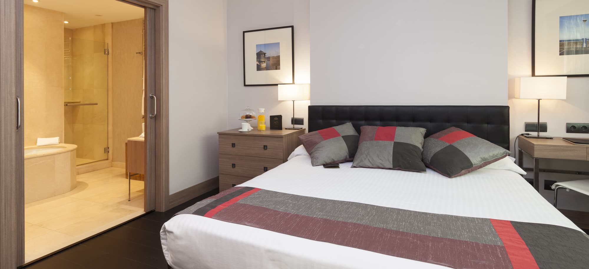 URH Zen Balagares, Room