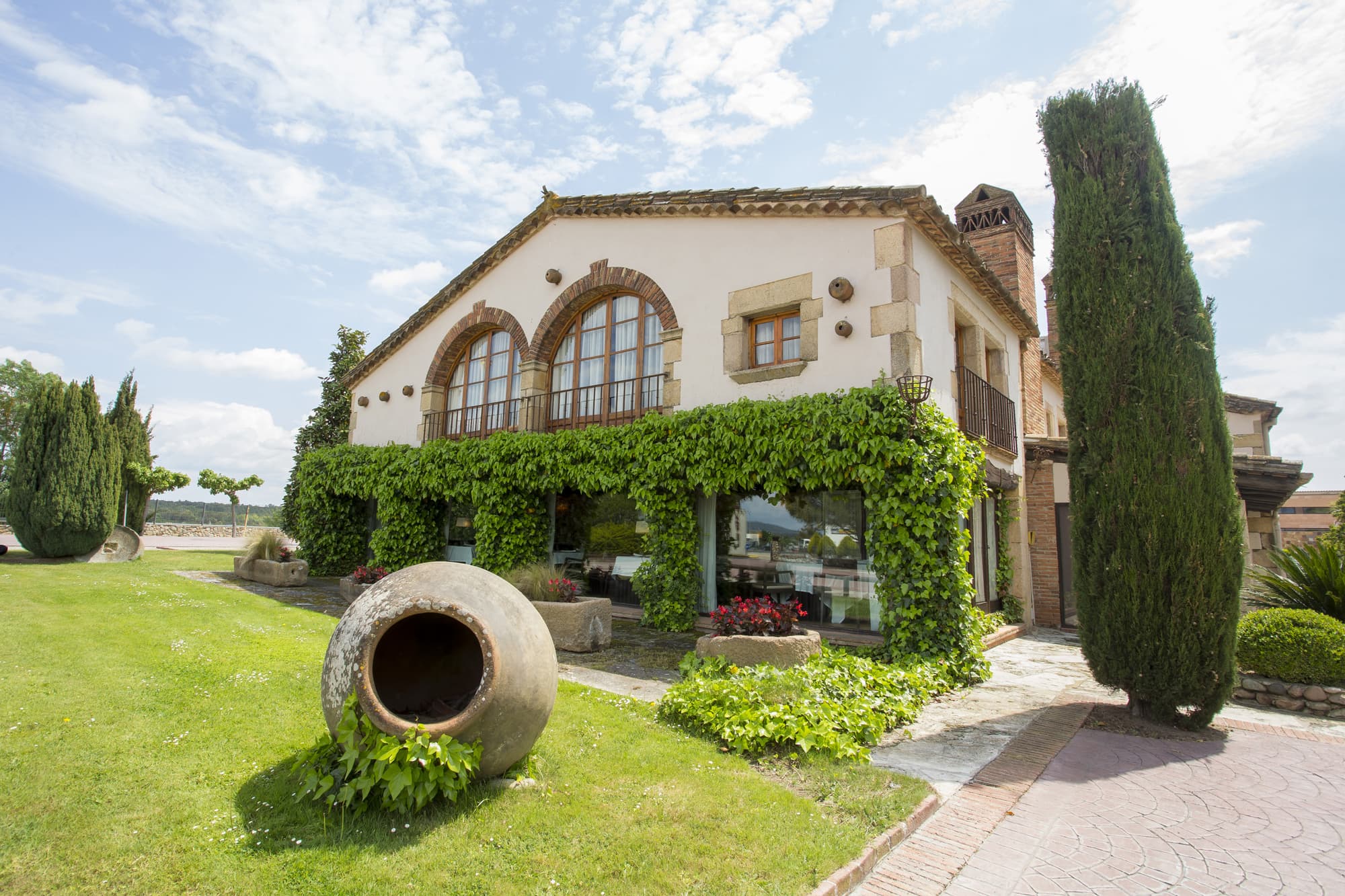 Mas Sola, Restaurant