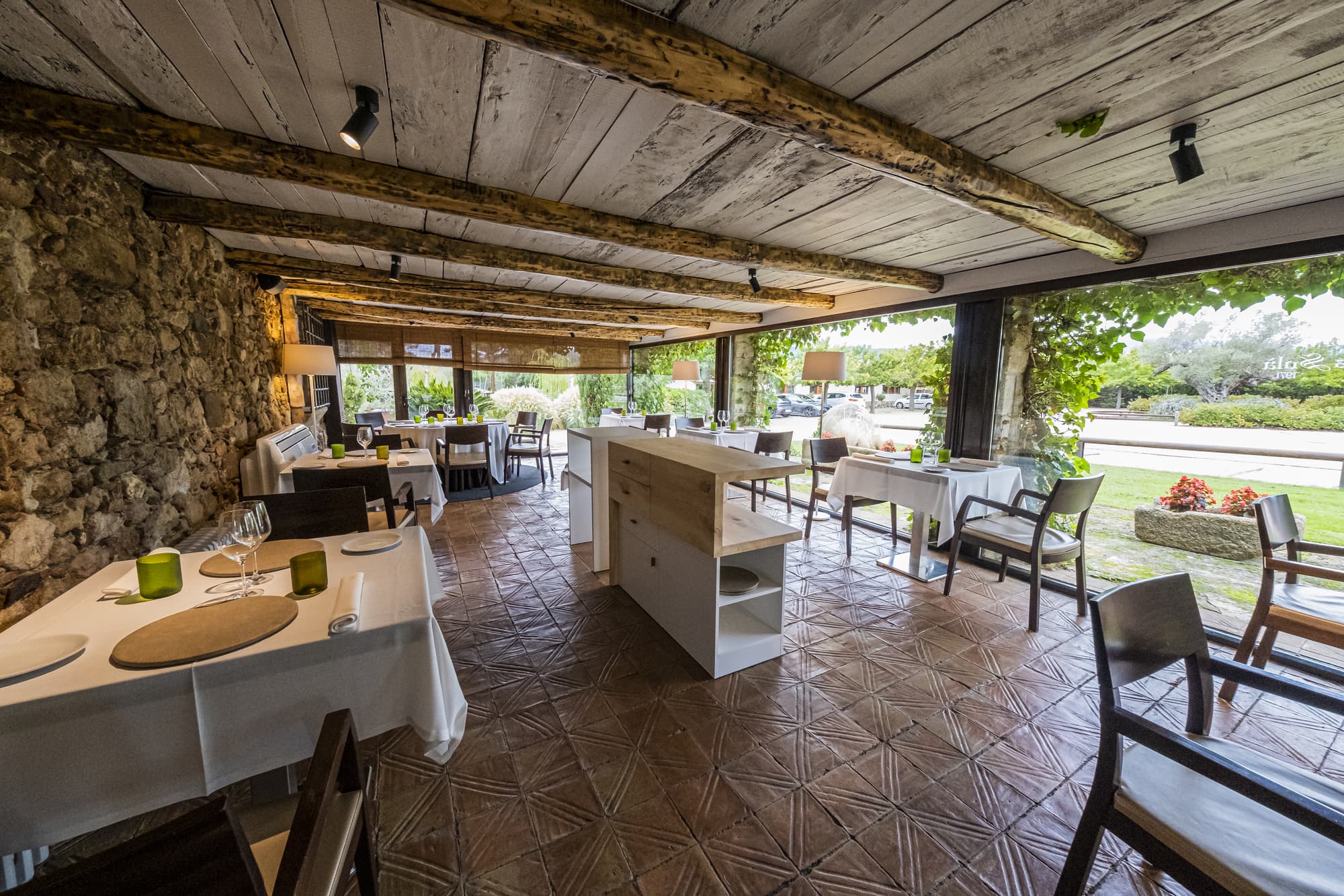 Mas Sola, Restaurant