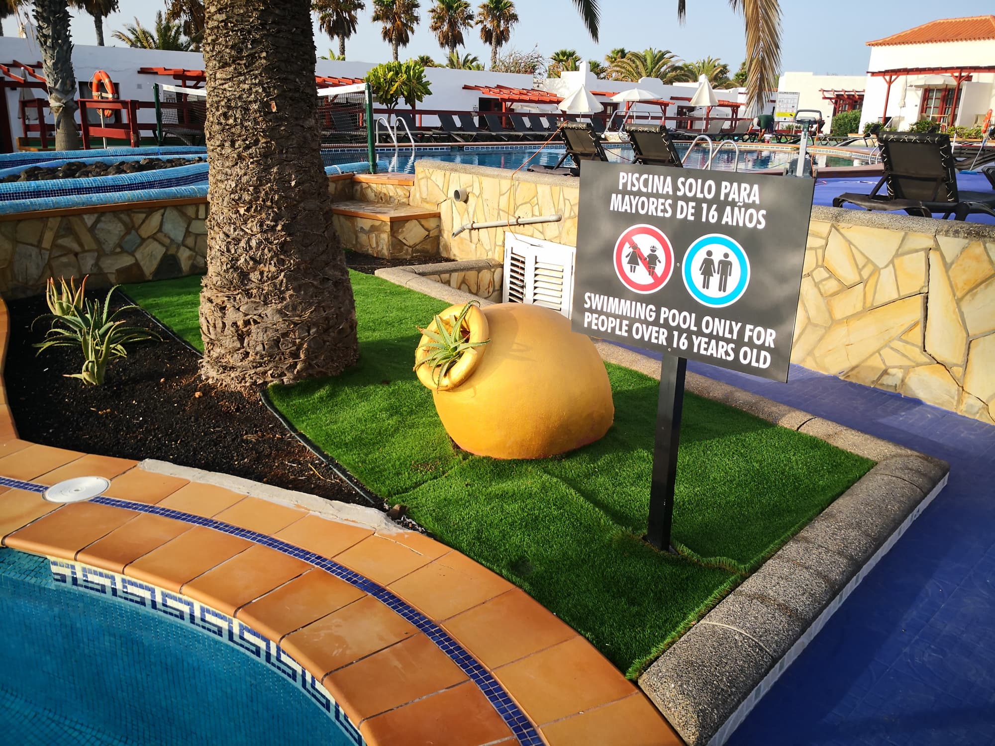 Apartamentos Castillo Beach, Pool