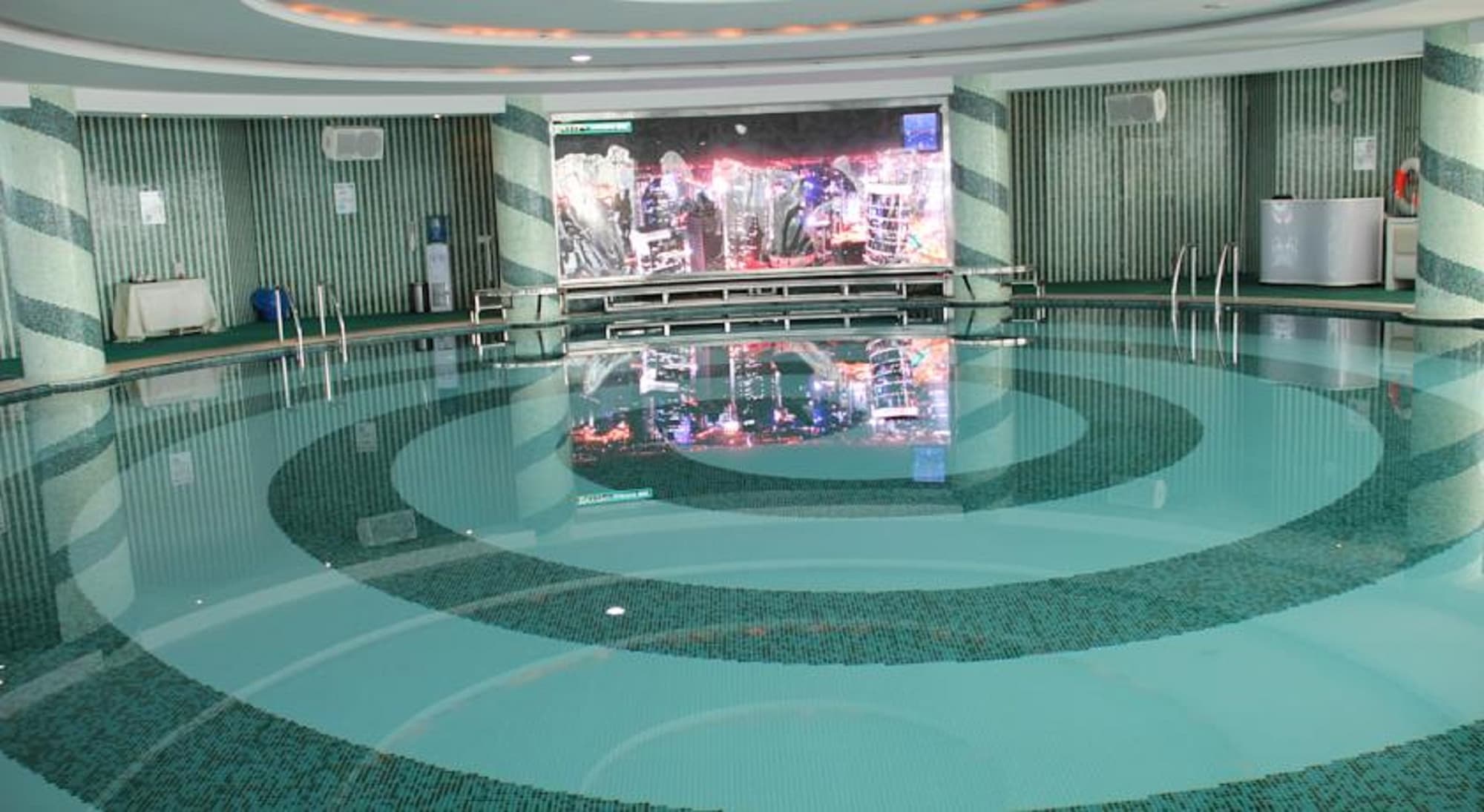 Oriental Riverside Hotel Shanghai, Pool