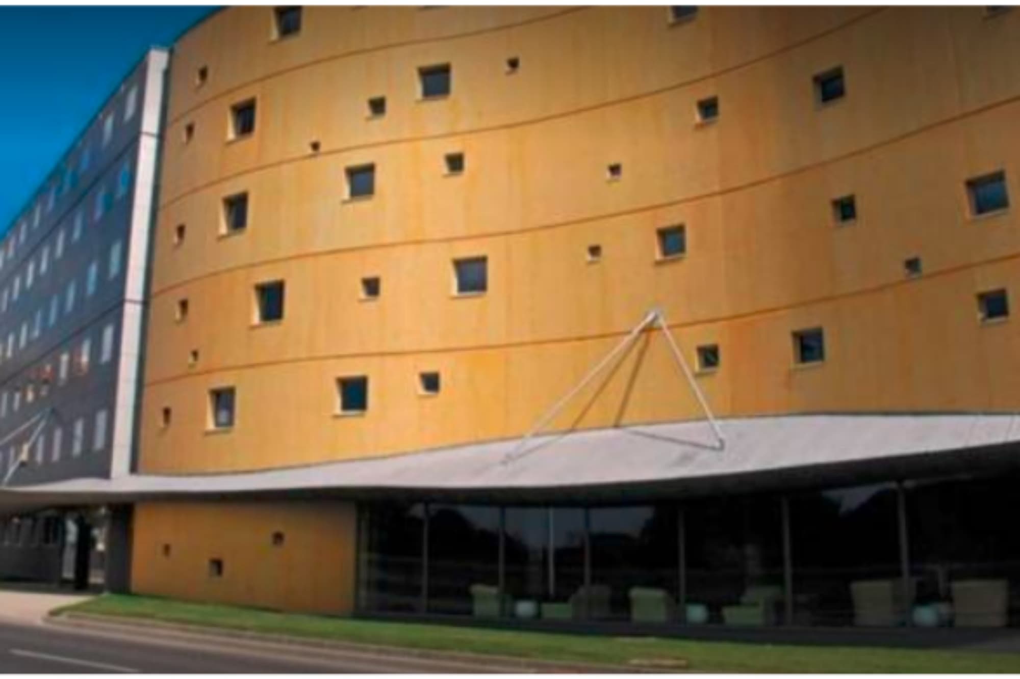 Standing Hotel Suites, General view