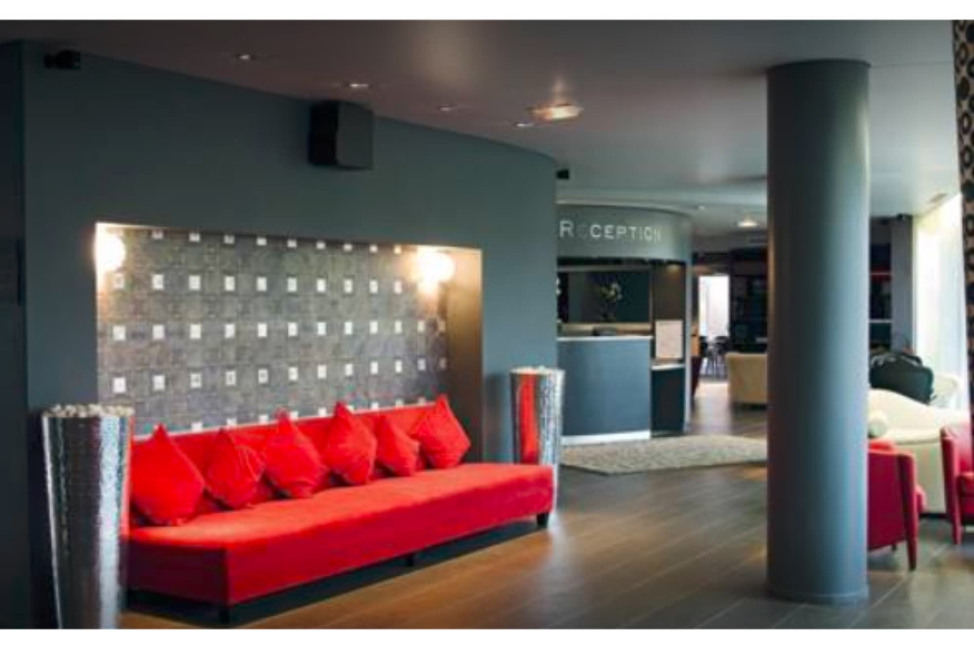 Standing Hotel Suites, Lobby