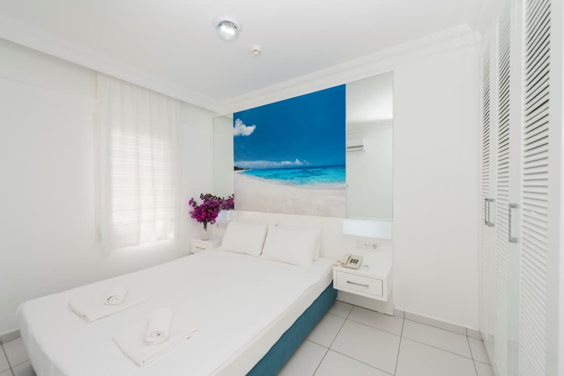 Bendis Beach, Room