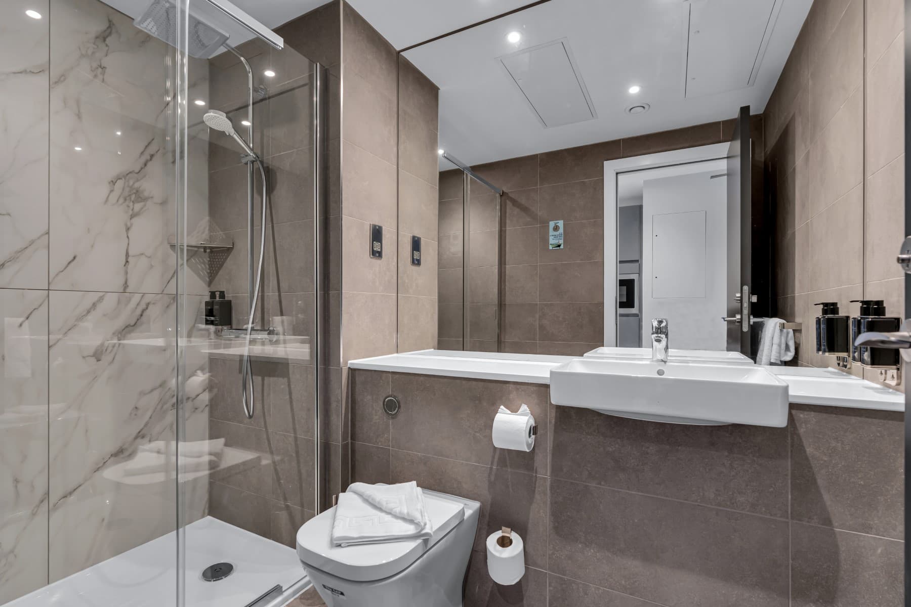 Roomzzz Edinburgh, Room