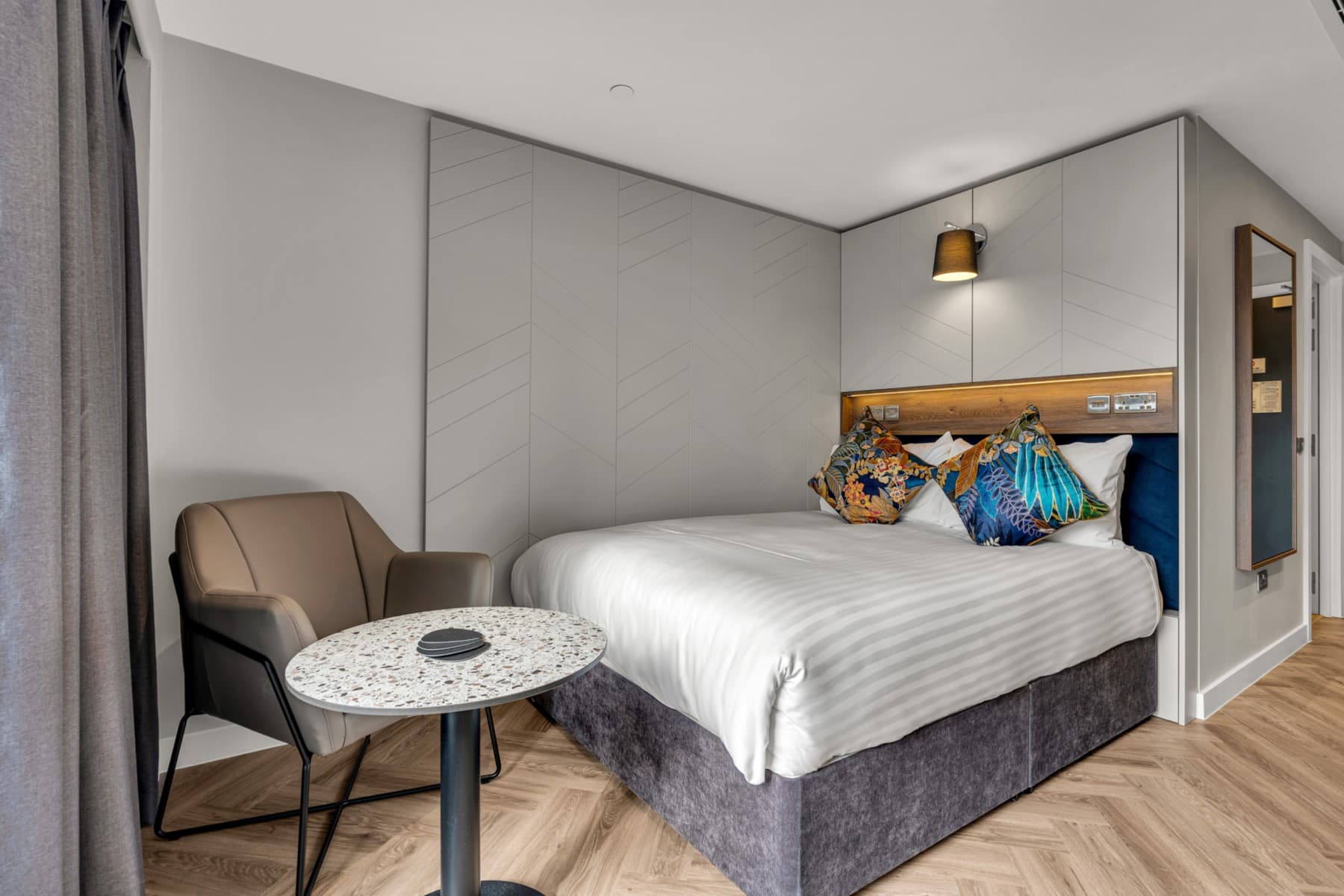 Roomzzz Edinburgh, Room