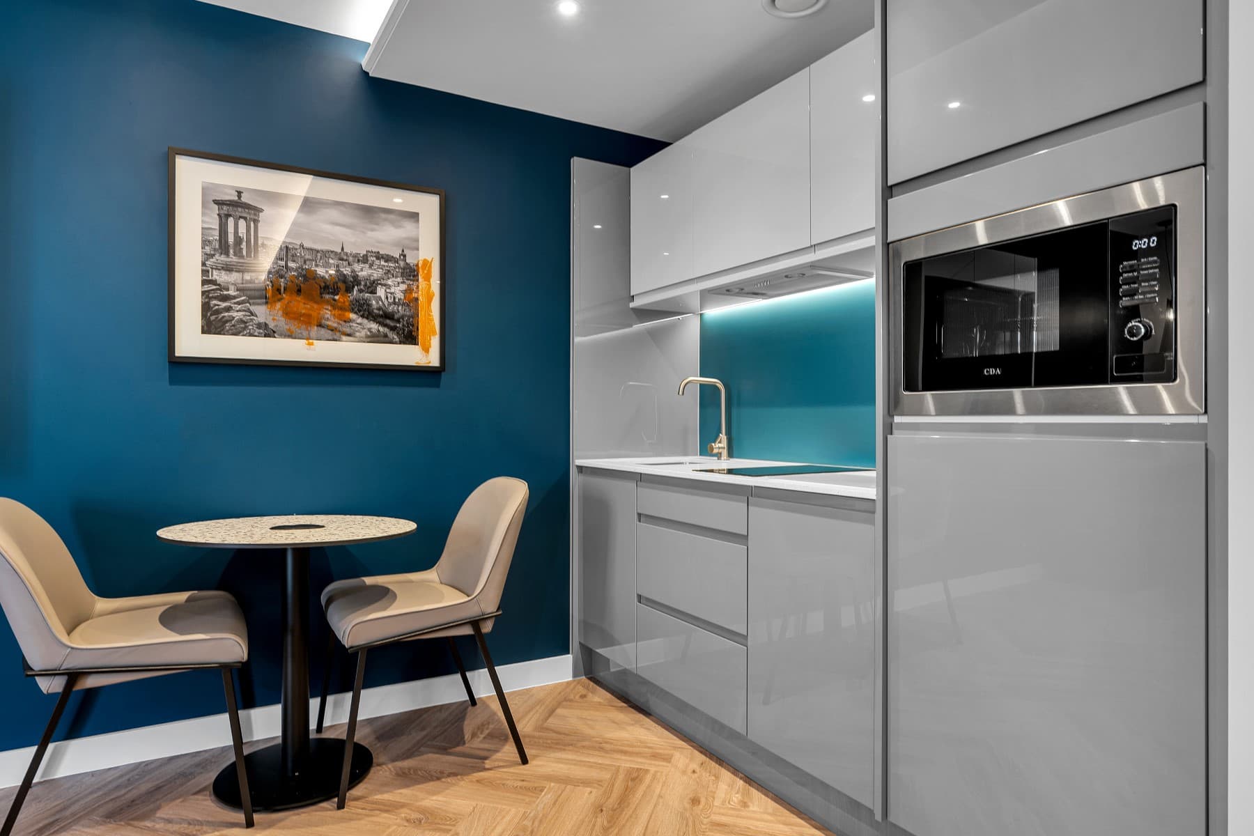 Roomzzz Edinburgh, Room