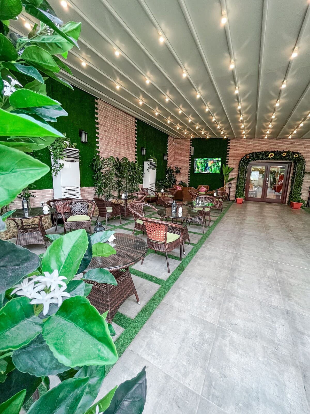 Milana Hotel, Restaurant