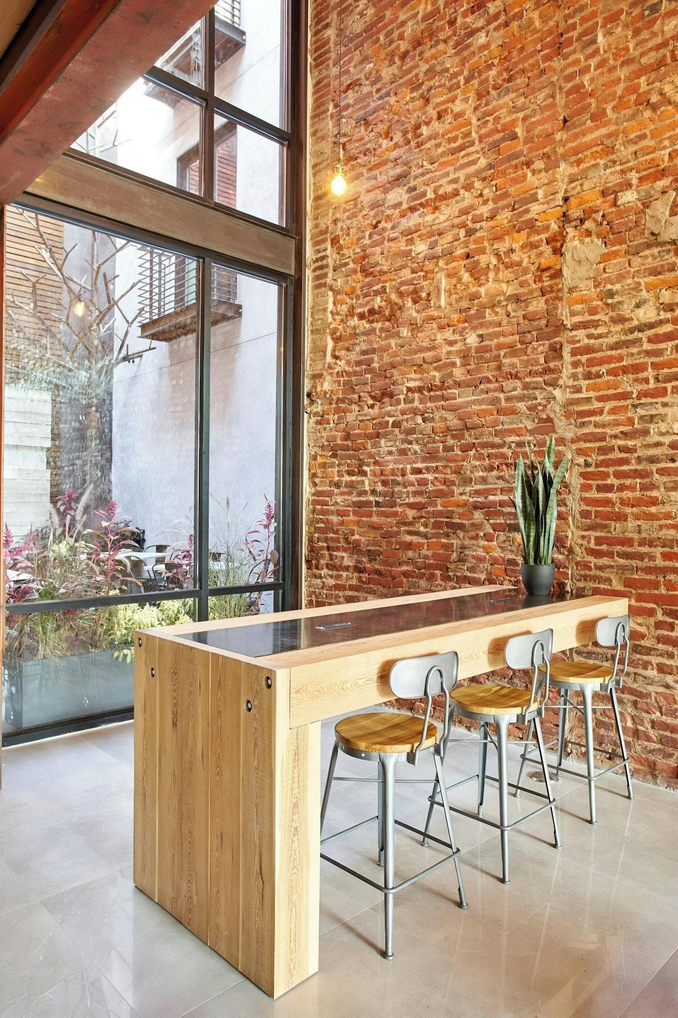 Sonder The Queen, Bar