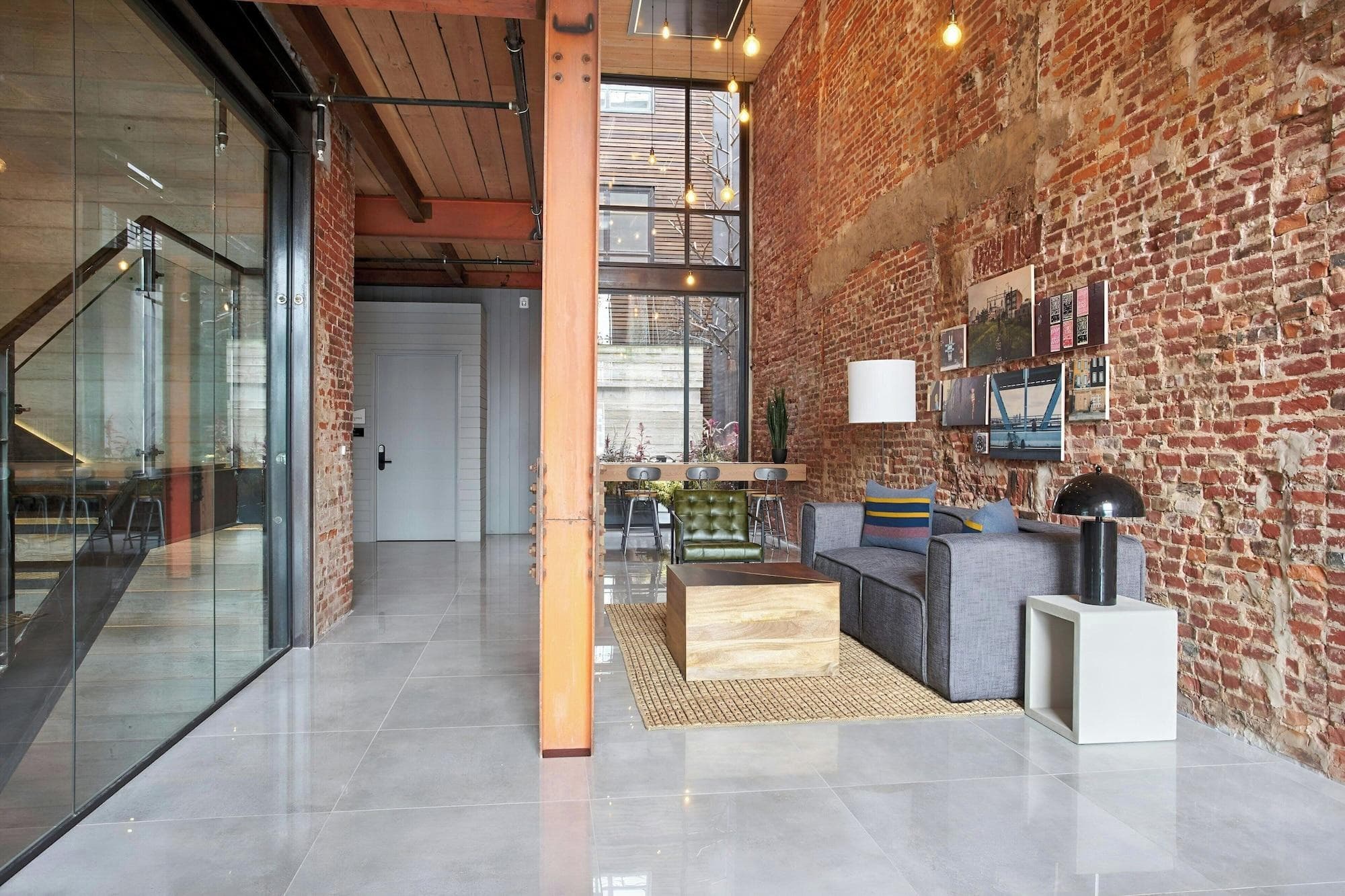 Sonder The Queen, Lobby