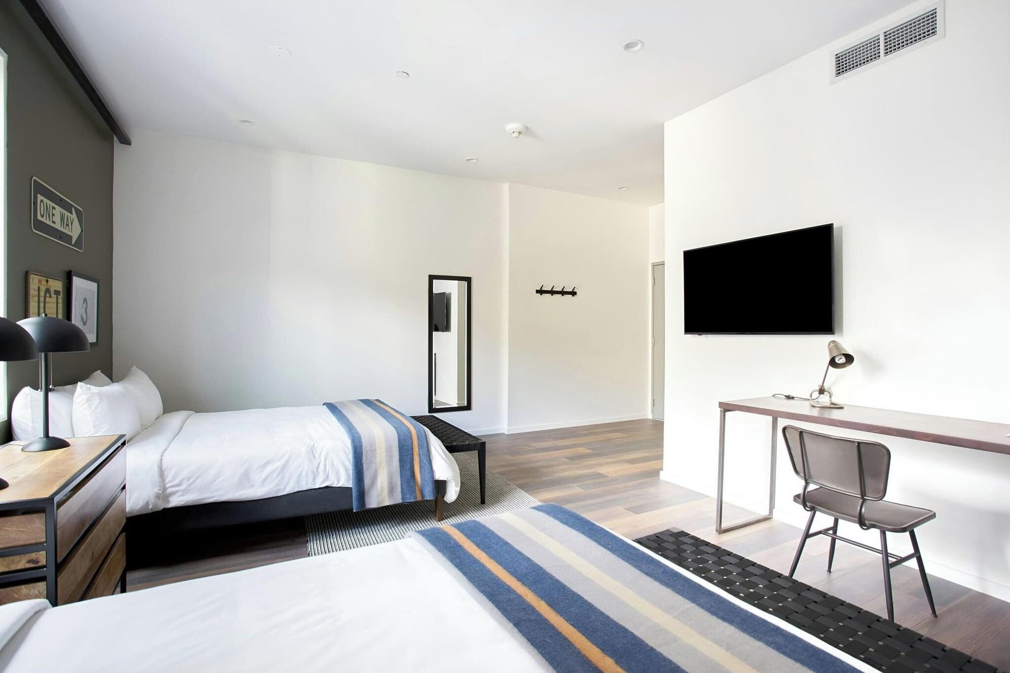 Sonder The Queen, Room