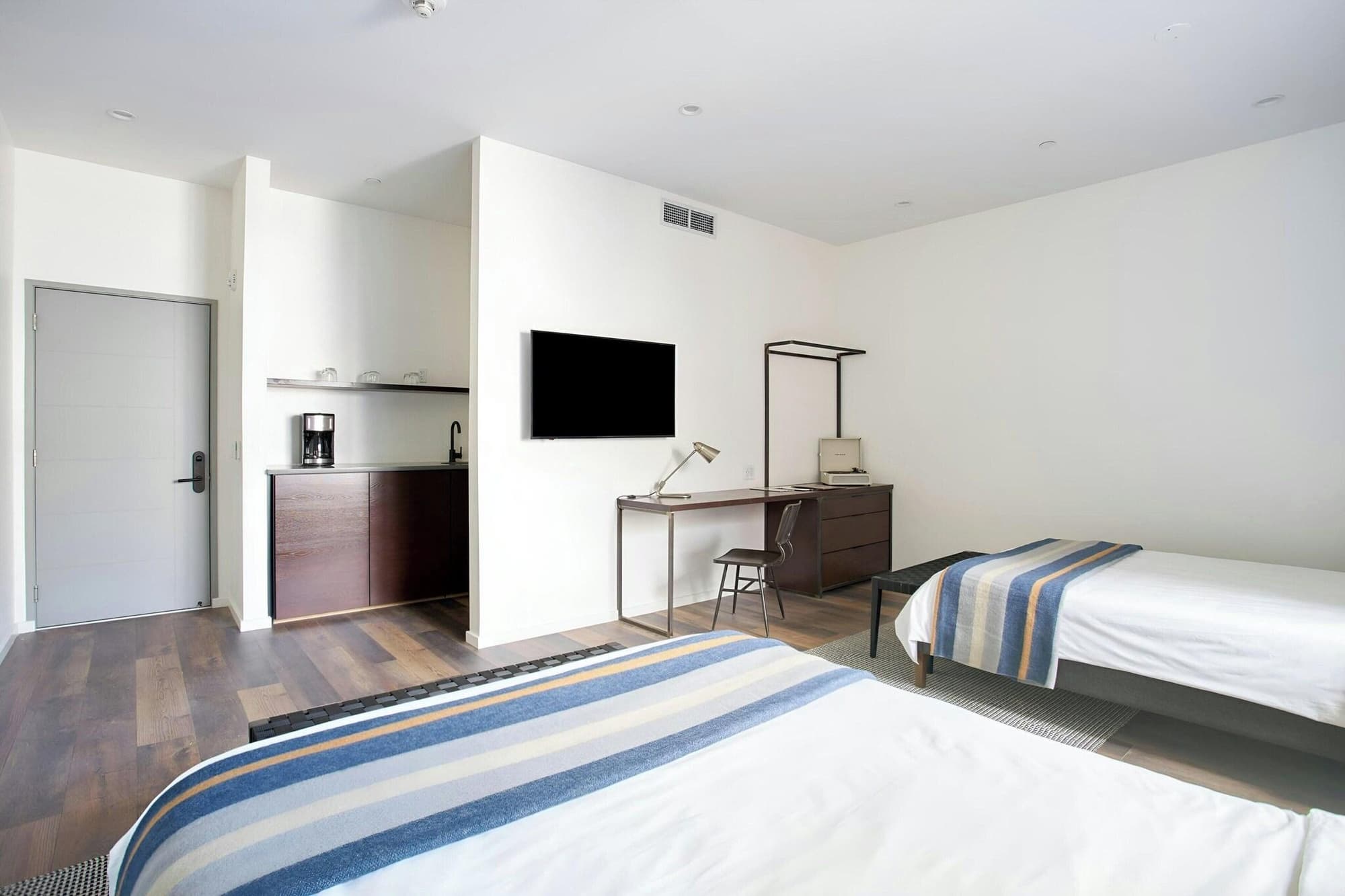 Sonder The Queen, Room