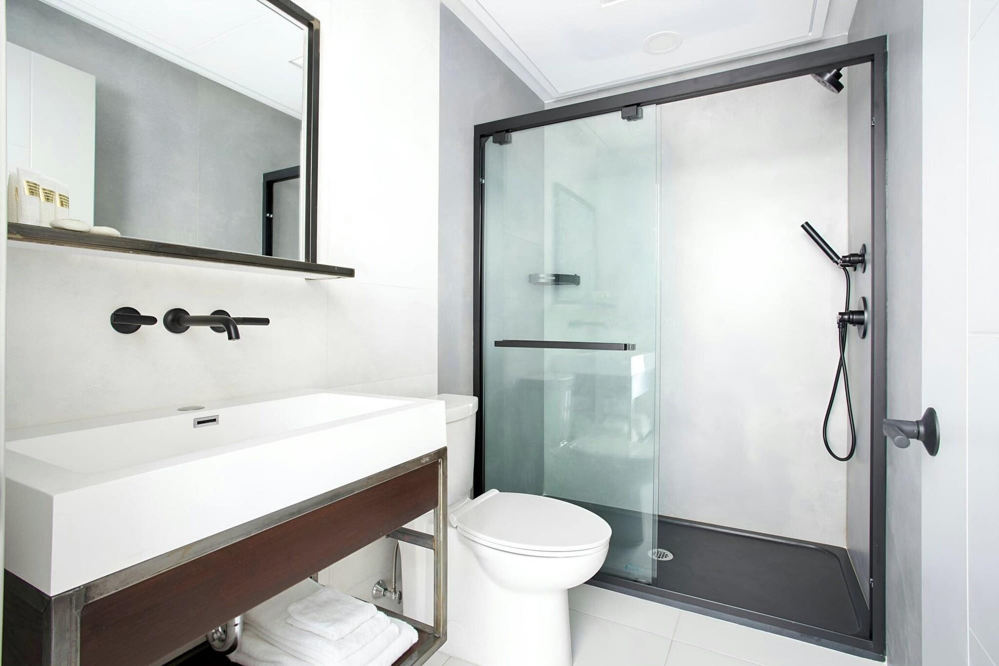 Sonder The Queen, Room