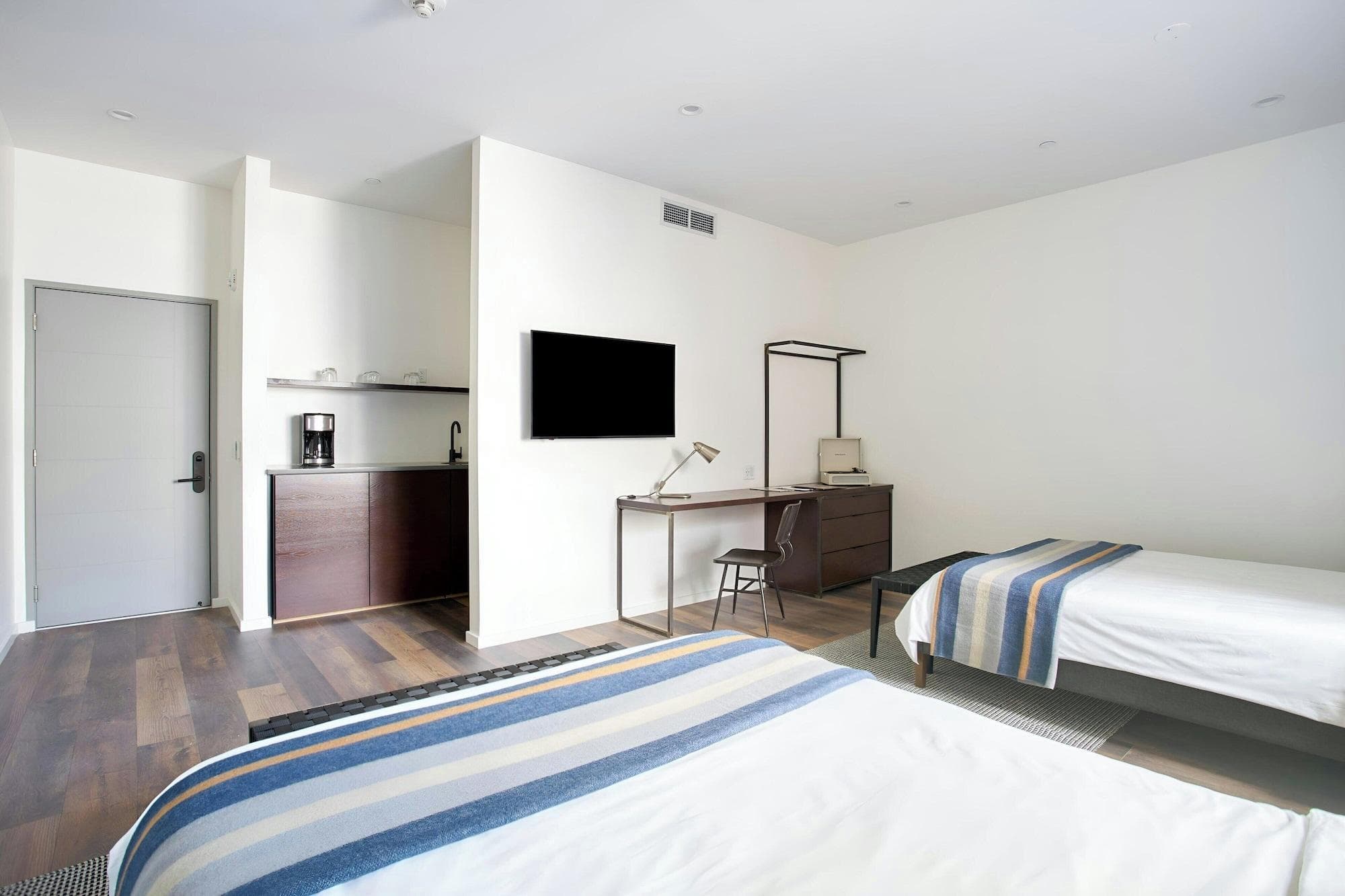 Sonder The Queen, Room