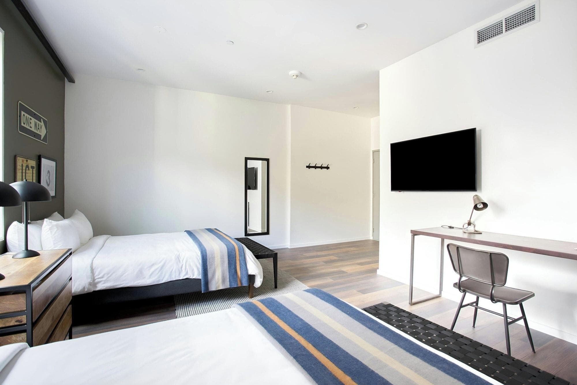 Sonder The Queen, Room