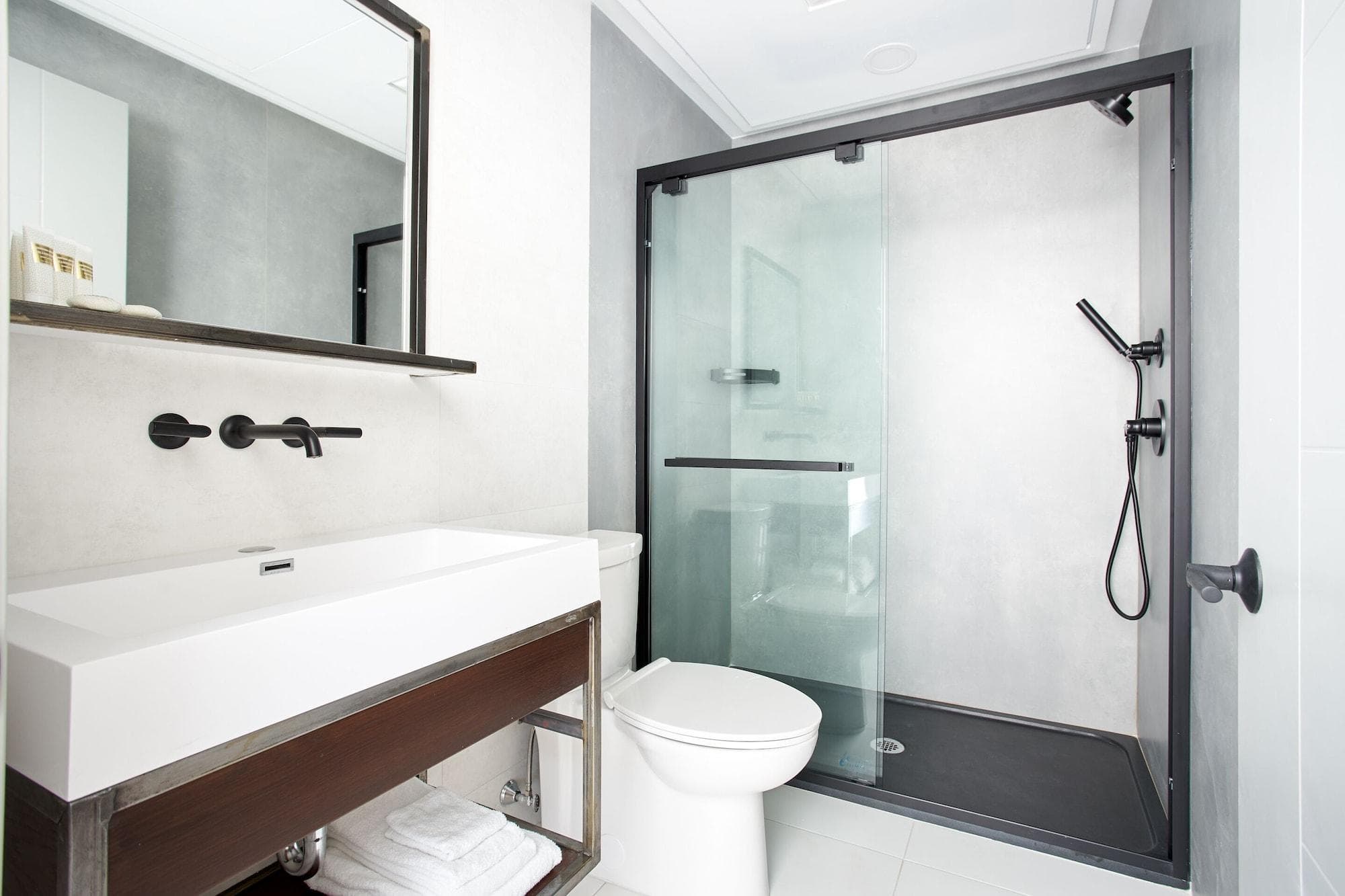 Sonder The Queen, Room