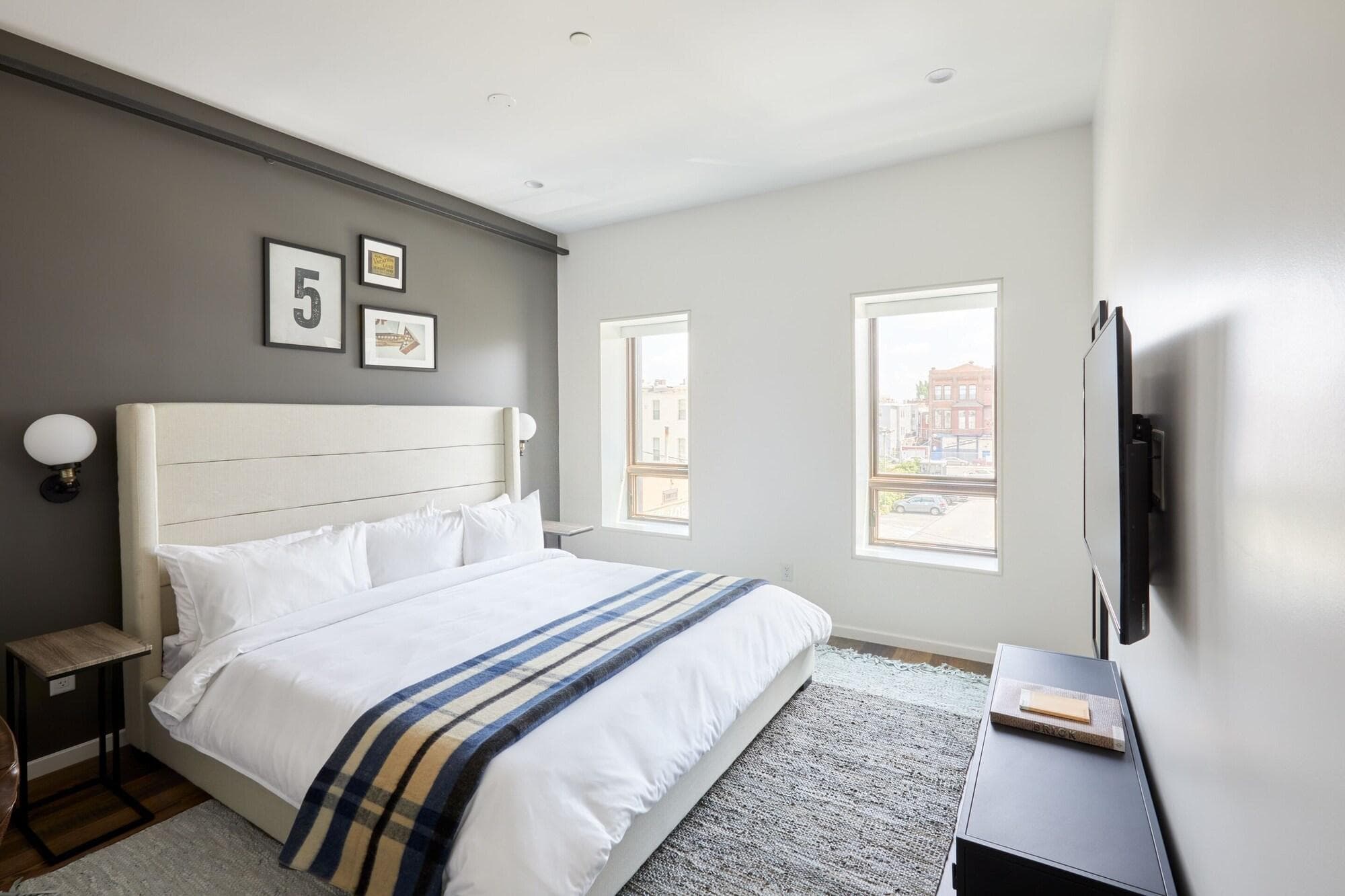 Sonder The Queen, Room