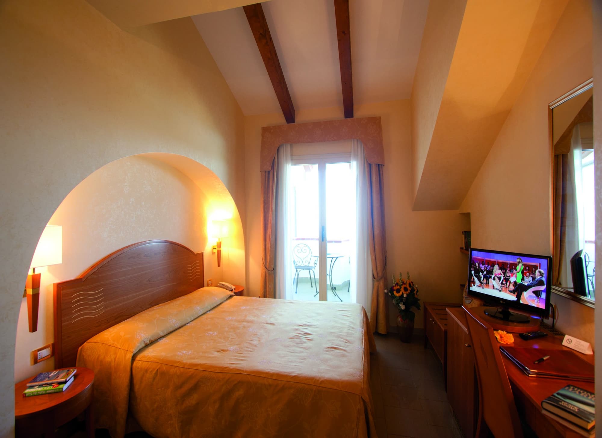 Tirreno, Room