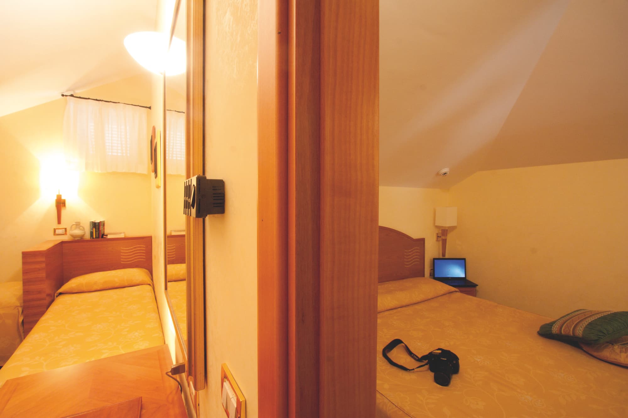 Tirreno, Room
