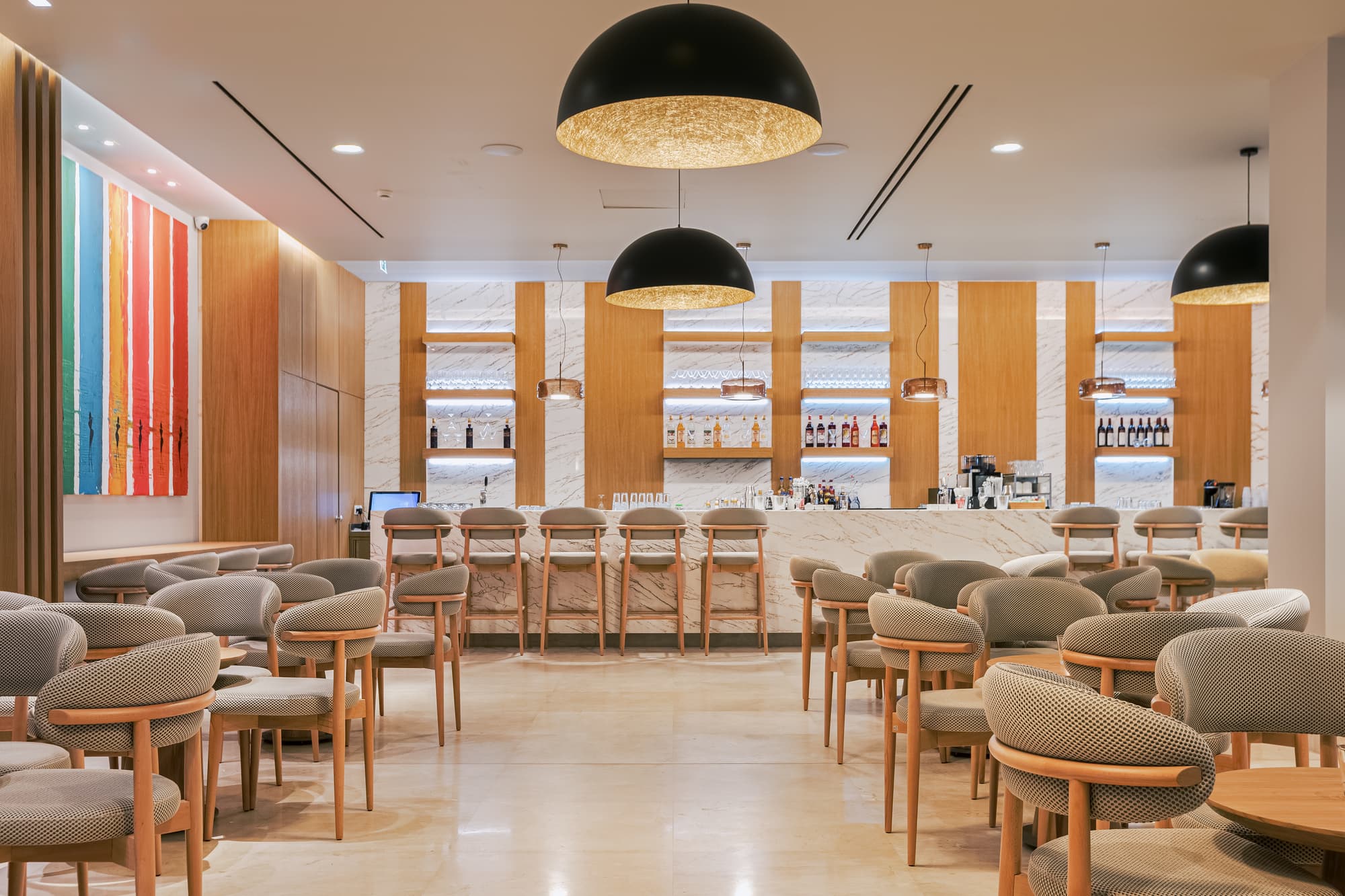 Blue Lagoon Queen, Bar