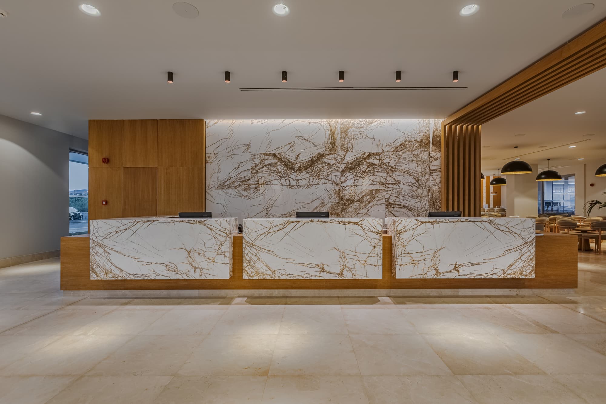 Blue Lagoon Queen, Lobby