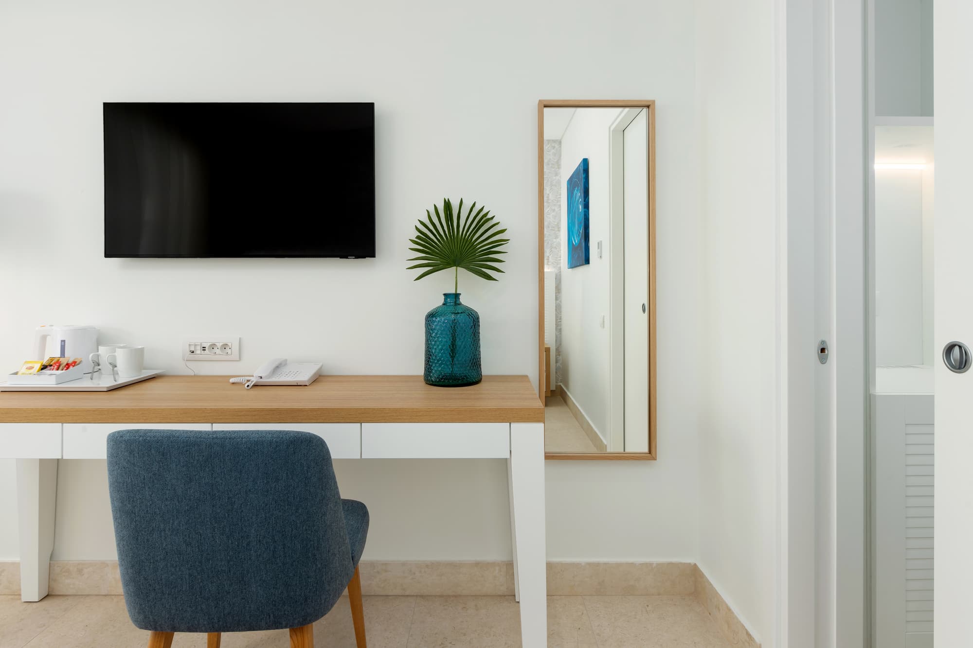 Blue Lagoon Queen, Room