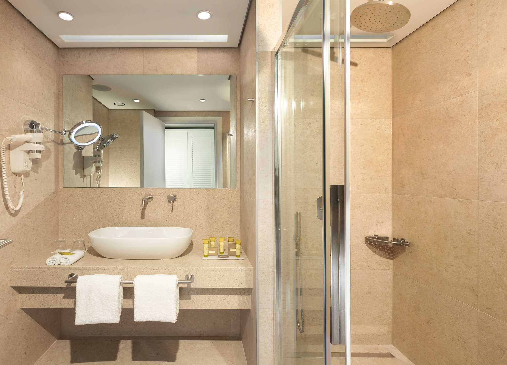 Blue Lagoon Queen, Room