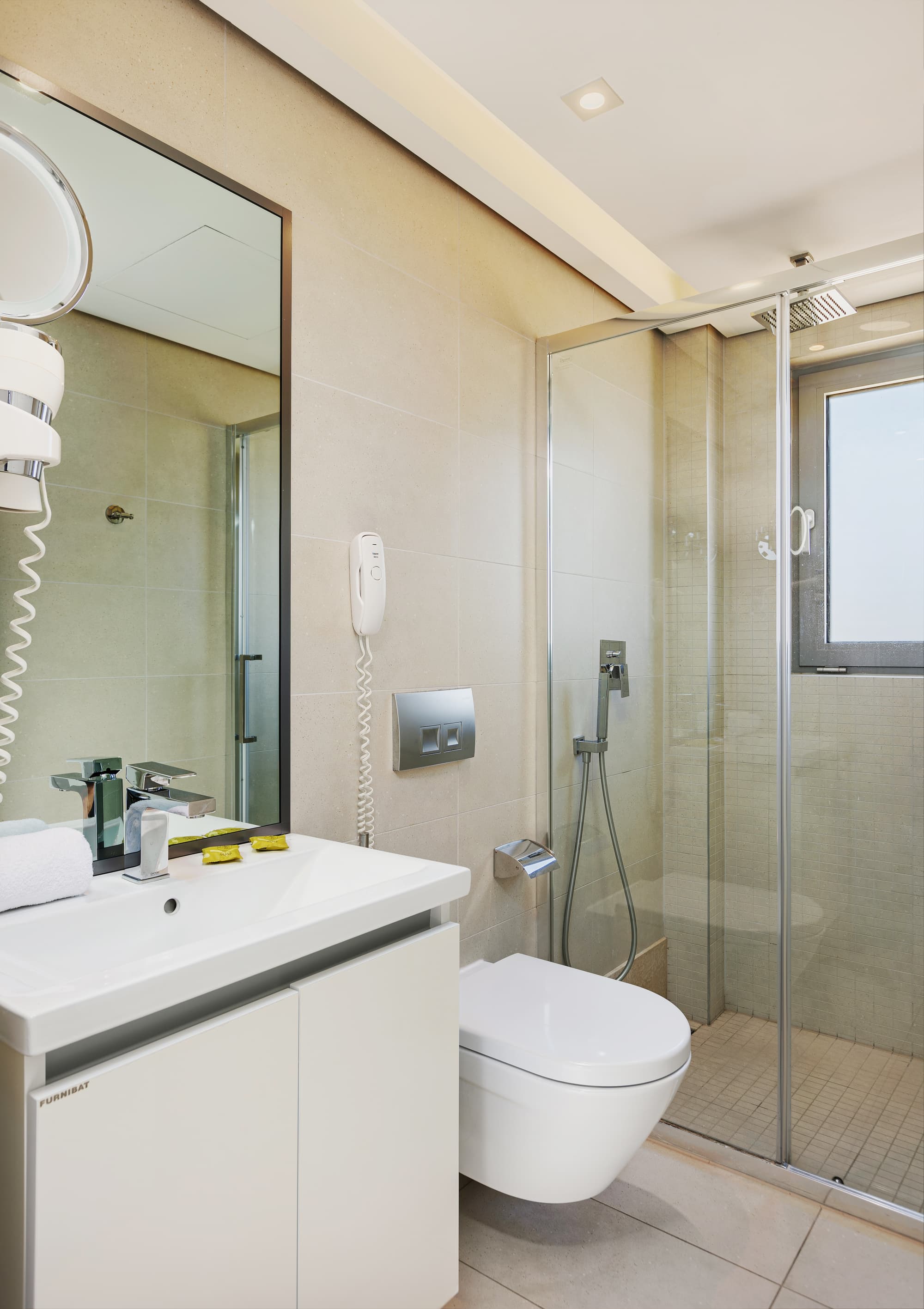 Blue Lagoon Queen, Room