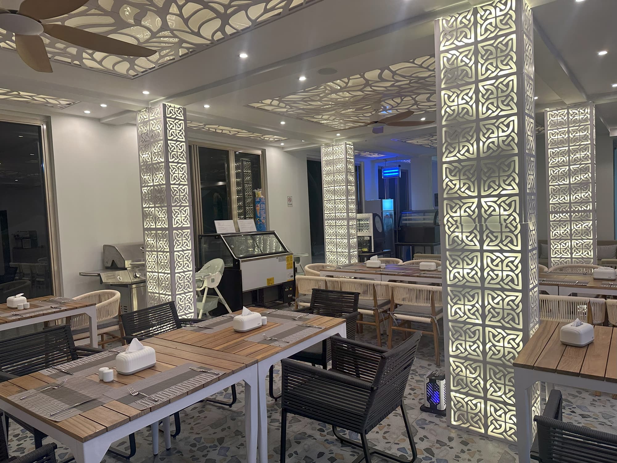 Avyanna Gulhi Beach Hotel, Restaurant