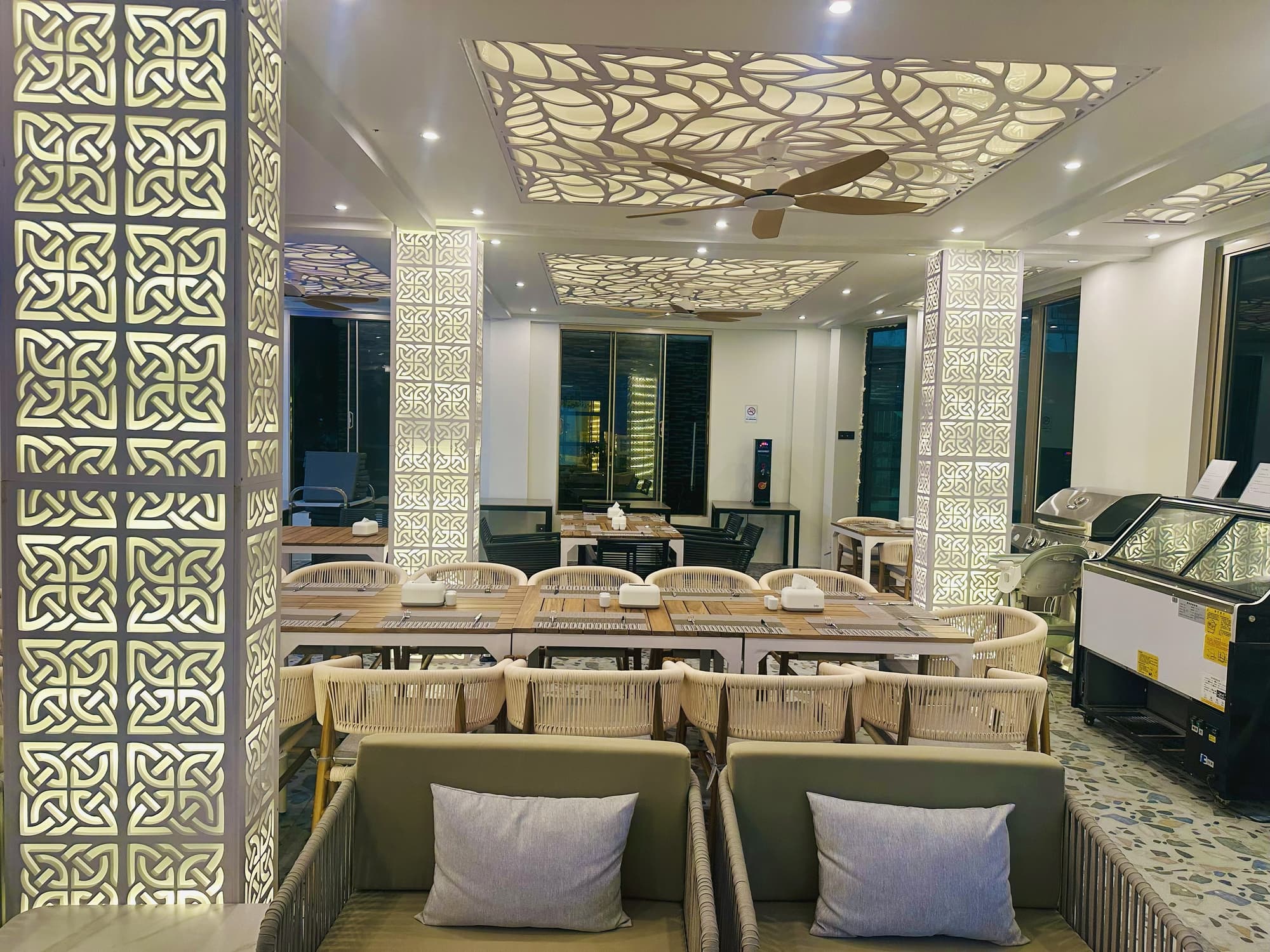 Avyanna Gulhi Beach Hotel, Restaurant