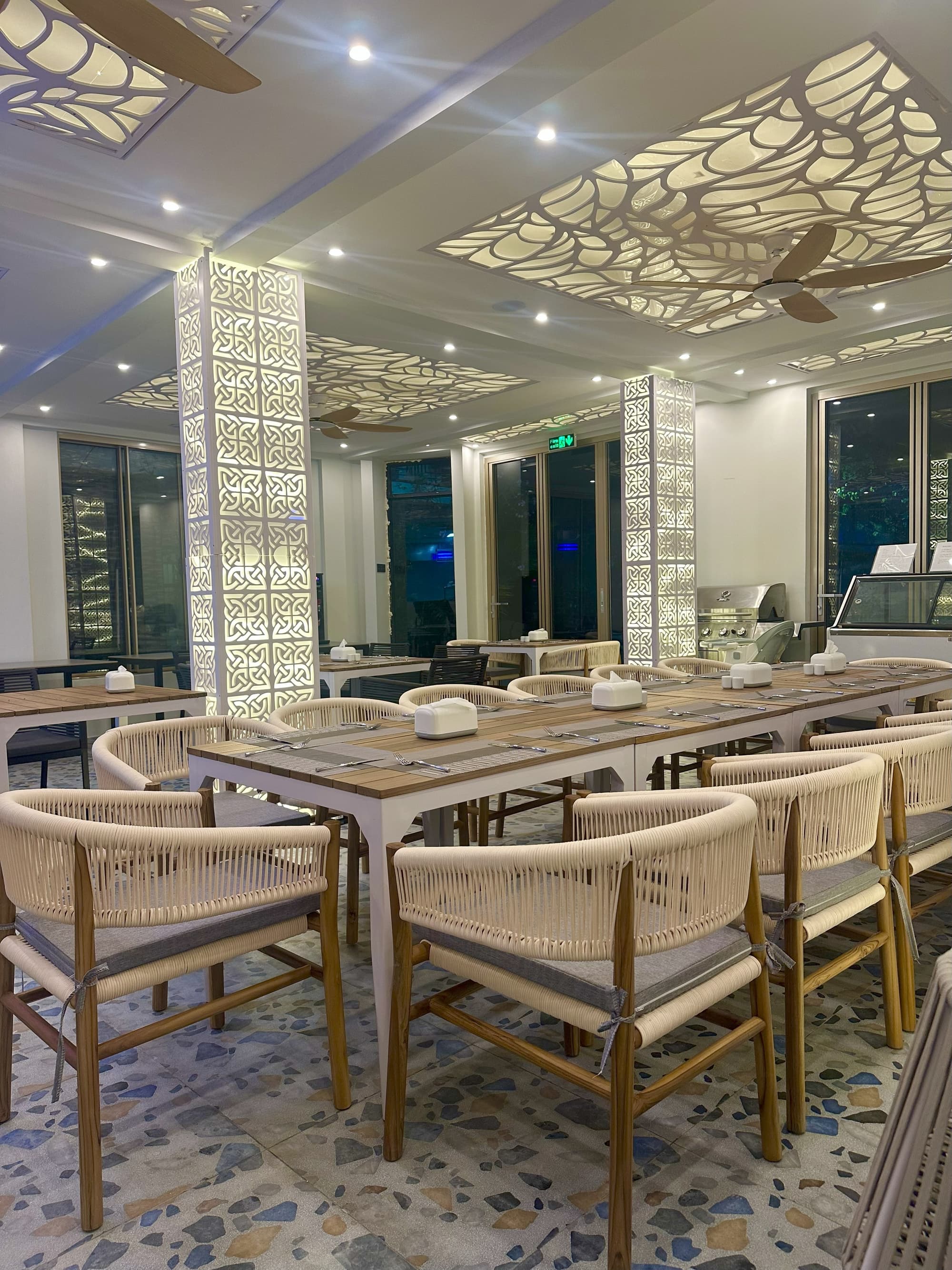 Avyanna Gulhi Beach Hotel, Restaurant