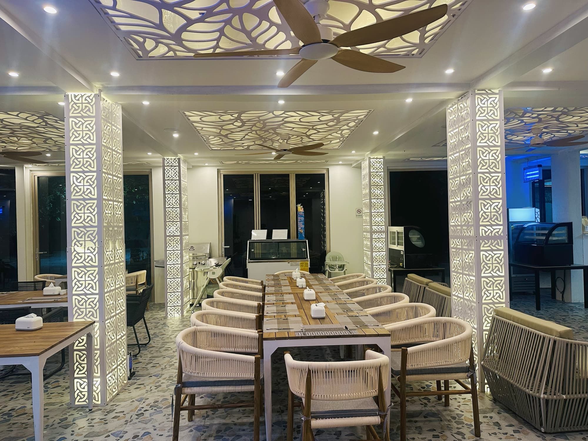 Avyanna Gulhi Beach Hotel, Restaurant