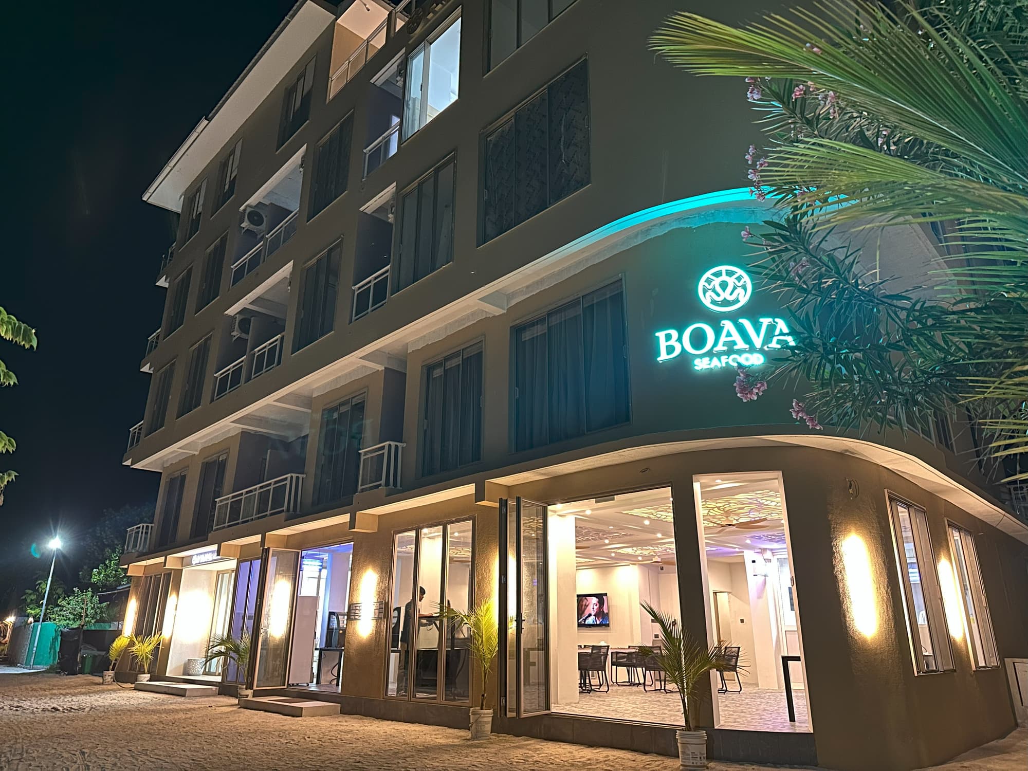 Avyanna Gulhi Beach Hotel, Restaurant