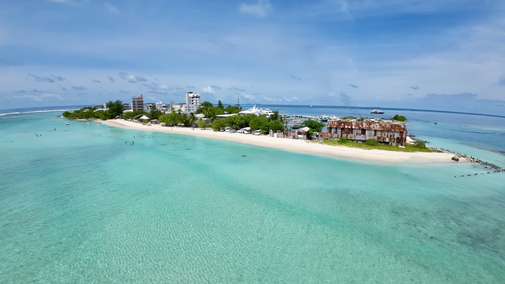 Avyanna Gulhi Beach Hotel, Beach