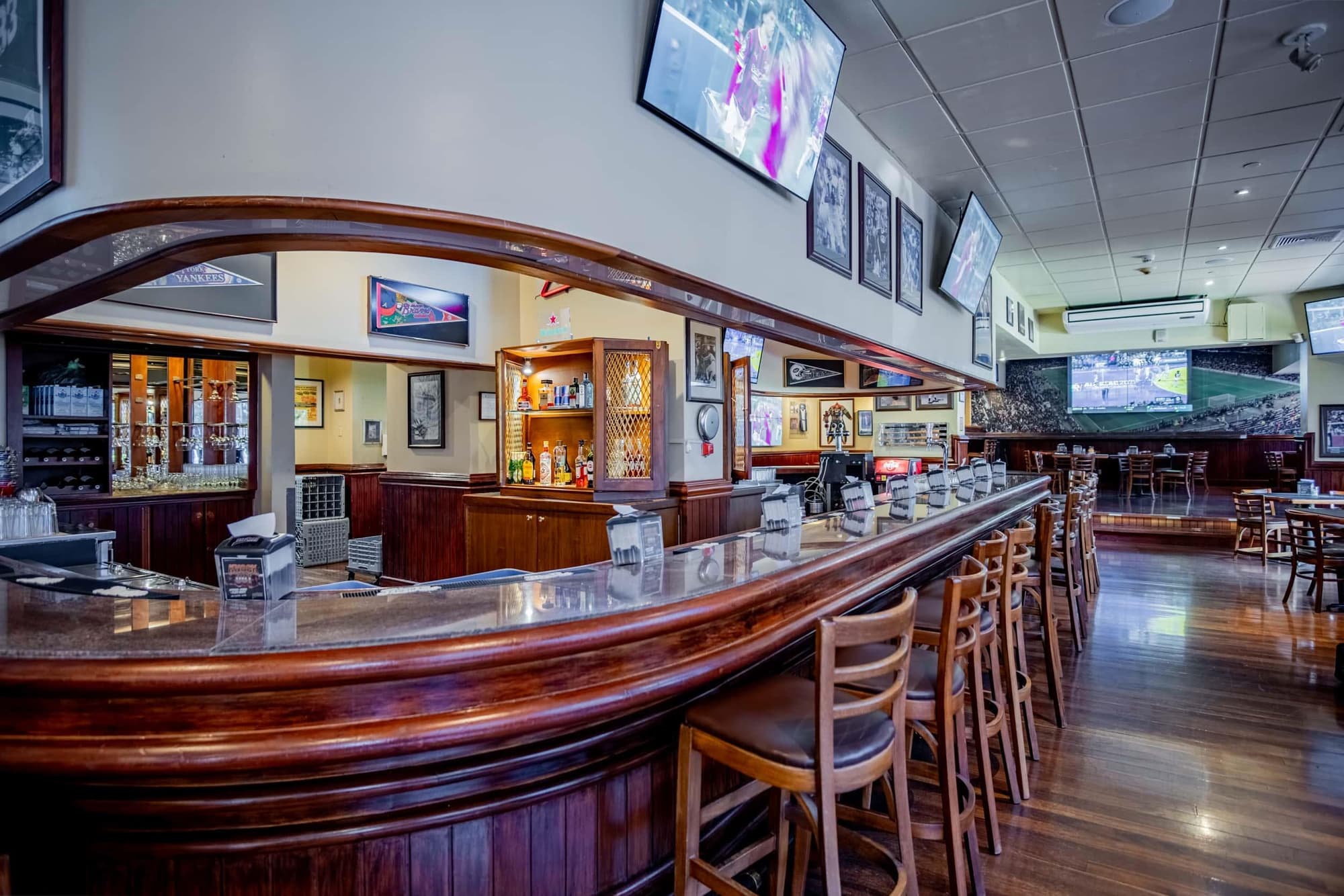 Barcelo Guatemala City, Bar