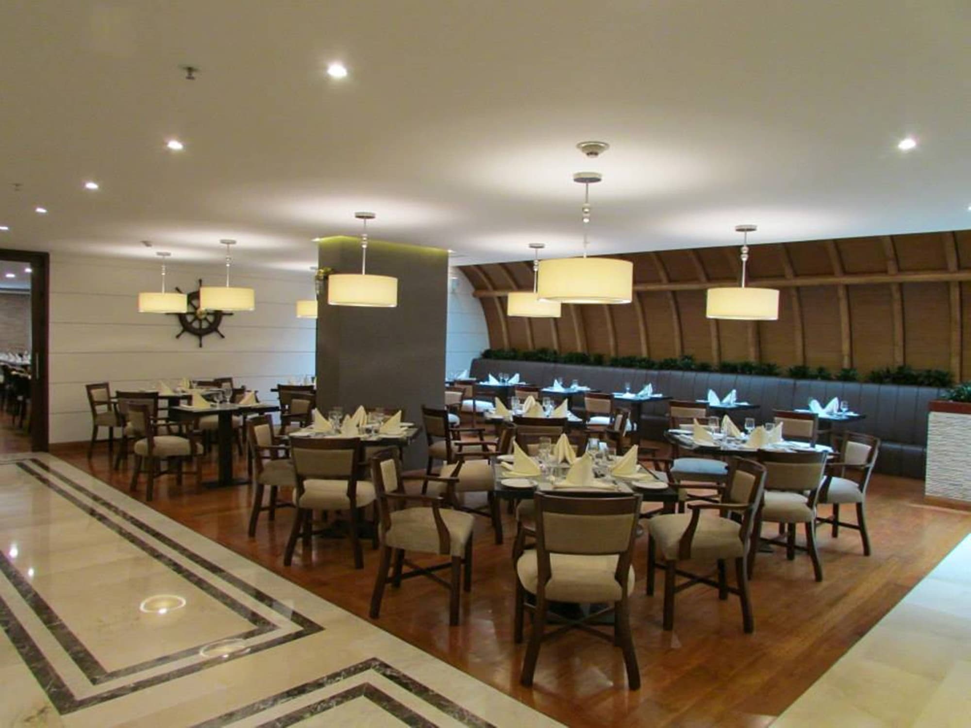 Dann Carlton Bogota, Restaurant