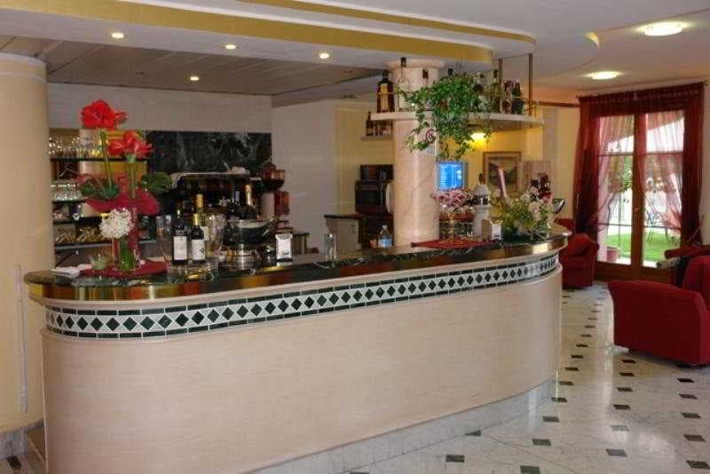 Villa Maria au Lac, Bar