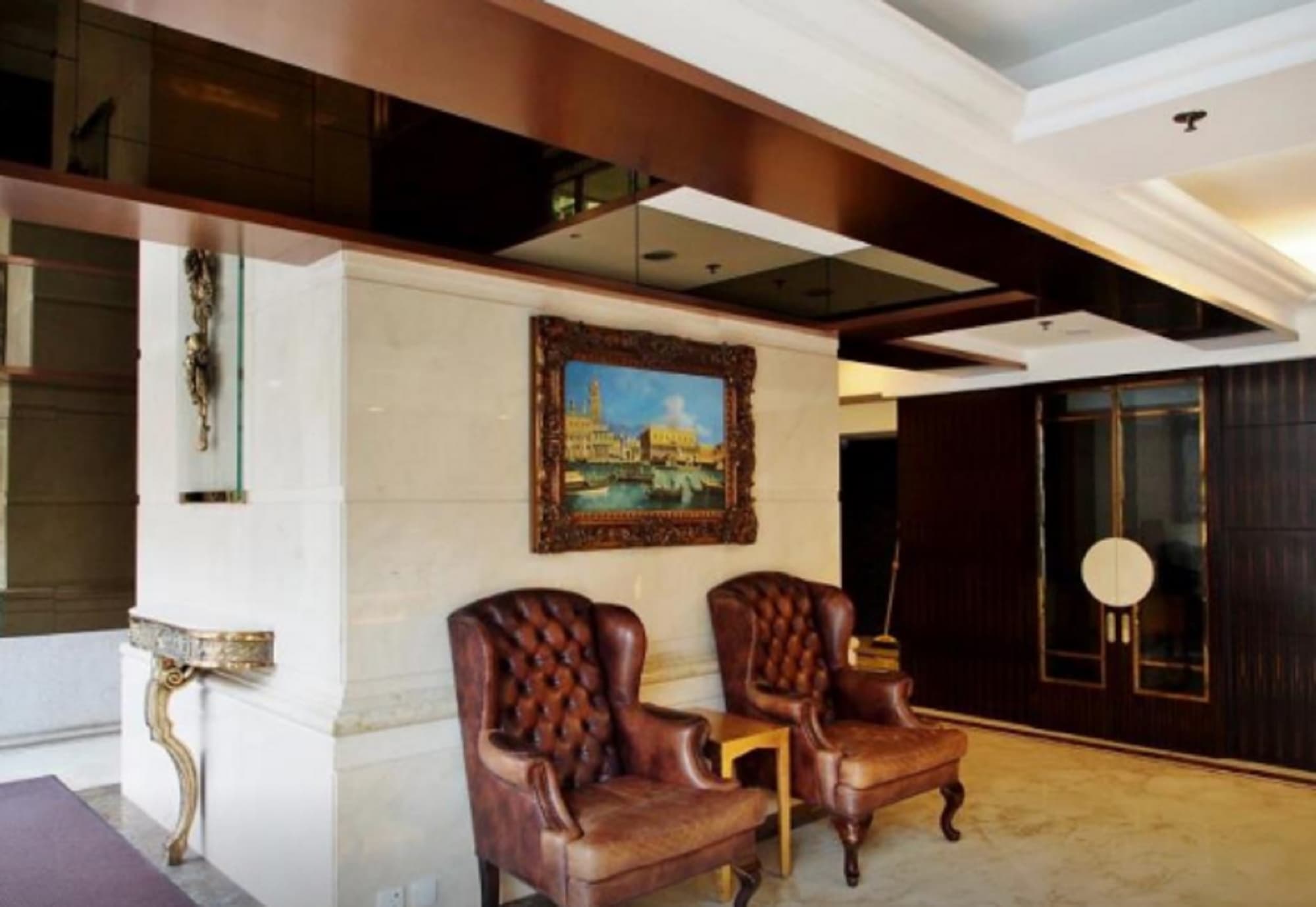 Oriental Lander, Lobby