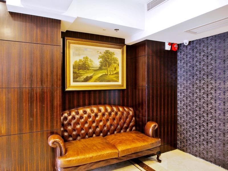 Oriental Lander, Lobby