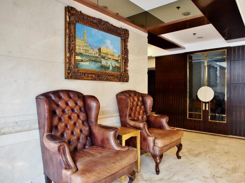 Oriental Lander, Lobby