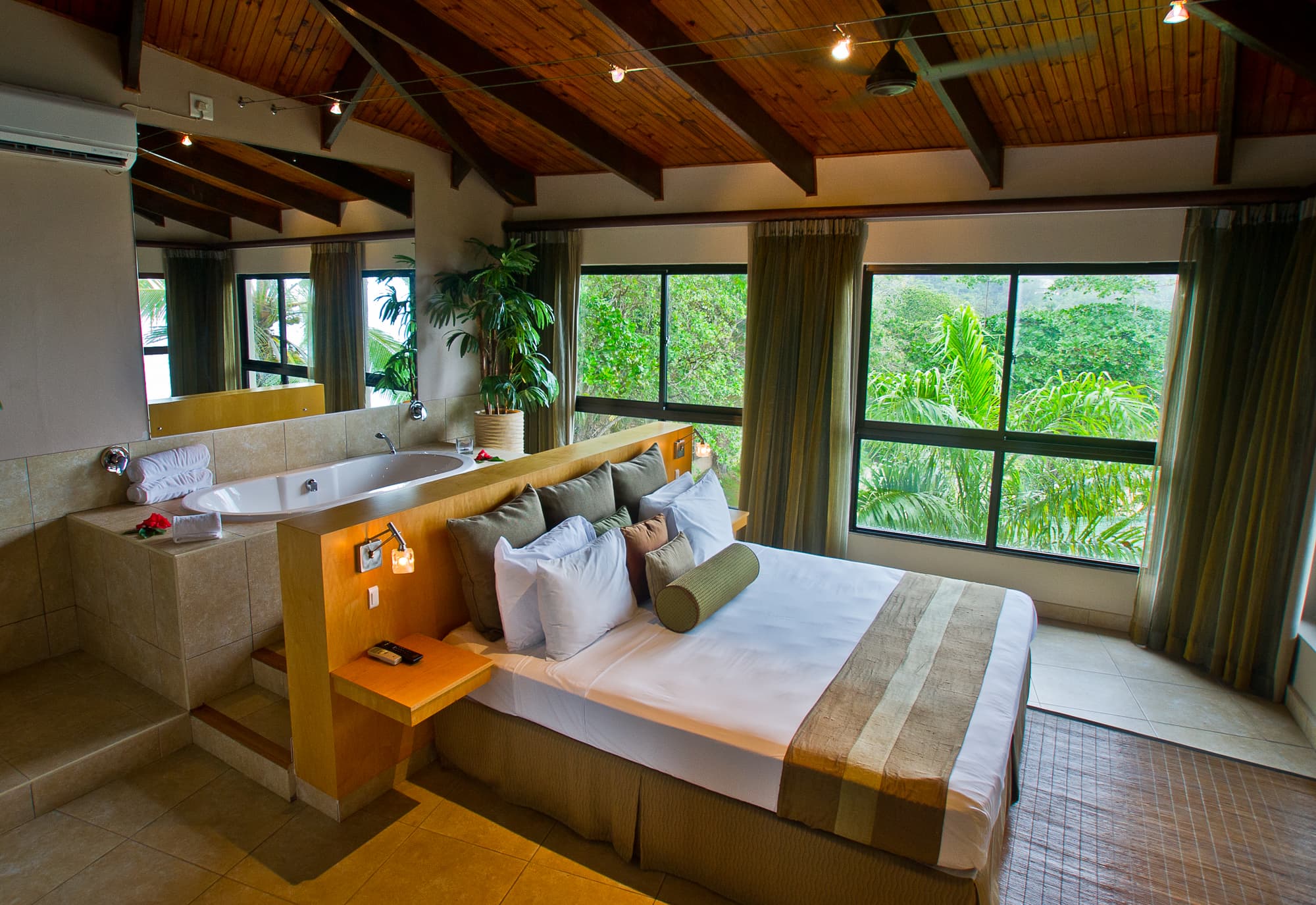 Coco de Mer Hotel and Black Parrot Suites, Room