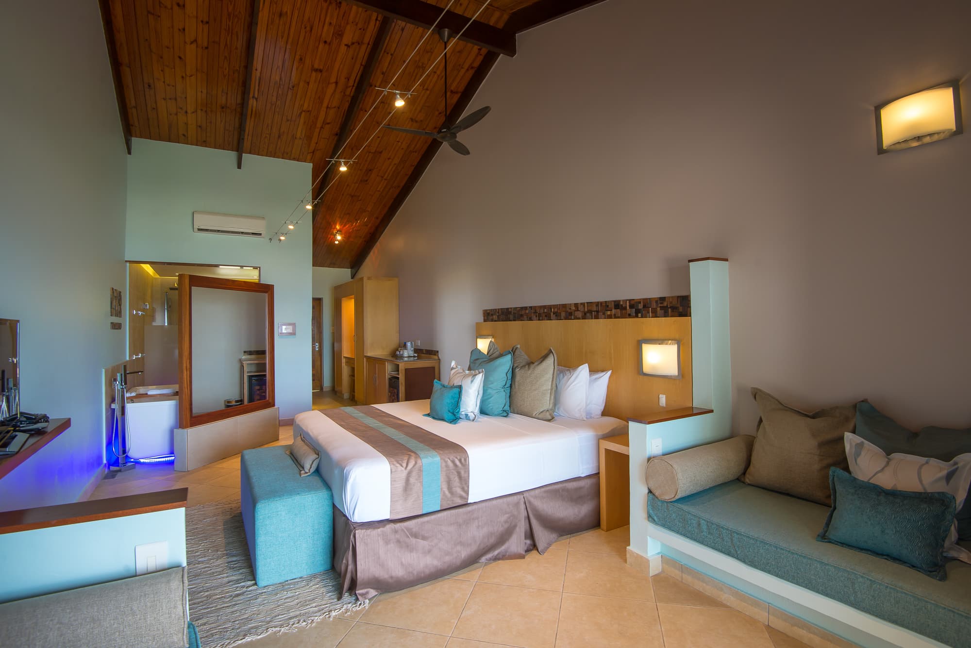 Coco de Mer Hotel and Black Parrot Suites, Room